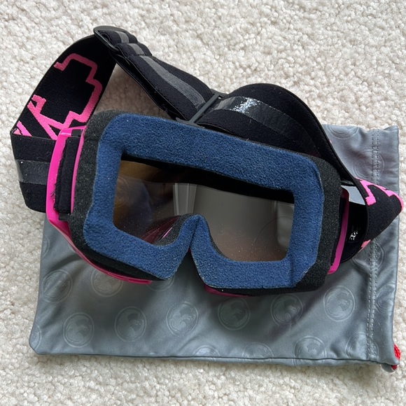 Spy women’s goggles with hot pink frame - Picture 6 of 9
